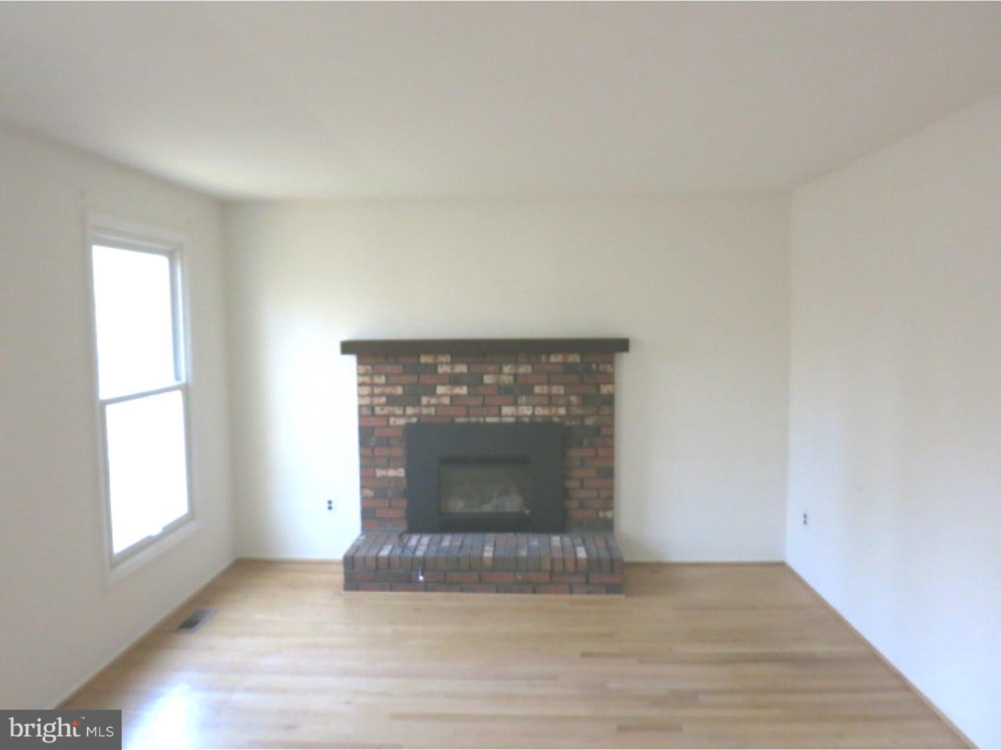 553 Fairview Road Medford, NJ 08055 - Photo 2 of 10 Living Room