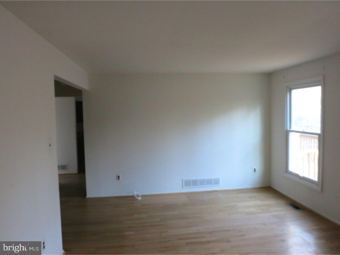 553 Fairview Road Medford, NJ 08055 - Photo 3 of 10 Living Room