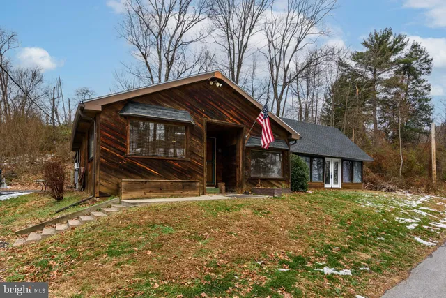 a view of house with a yard