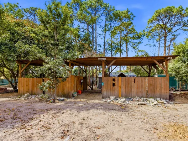 a view of a backyard