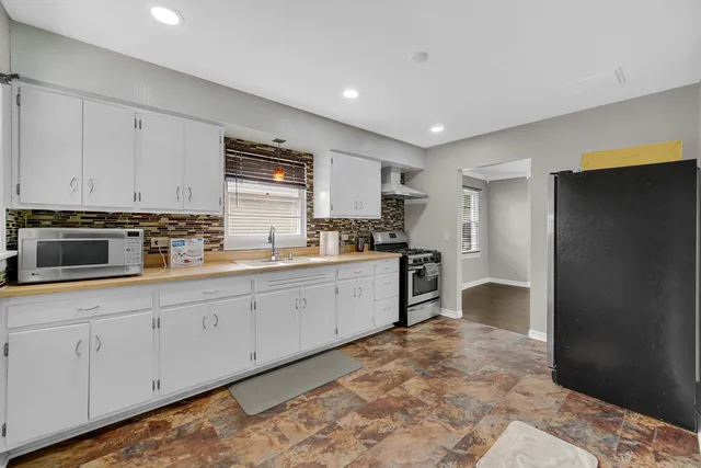 $2,700 | 1107 Campbell Avenue, Wheaton, IL 60189