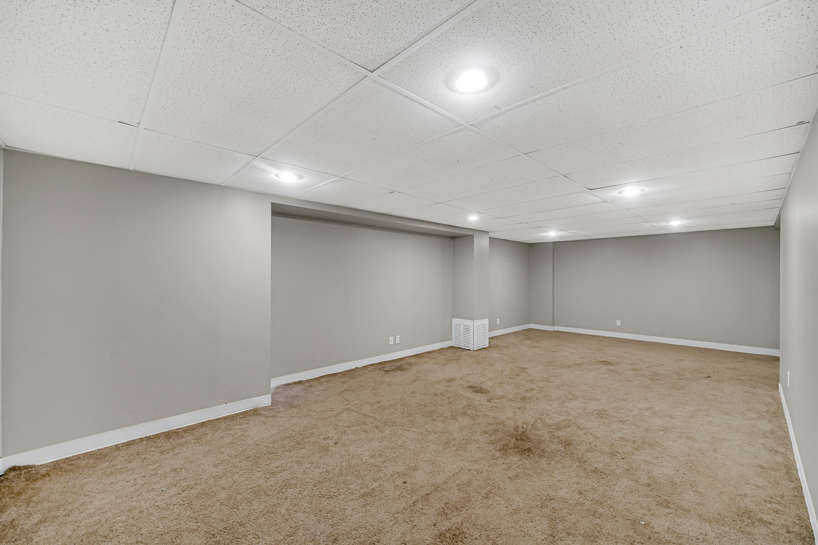 1107 Campbell Avenue Wheaton, IL 60189 - Photo 15 of 20 an empty room with a workbench