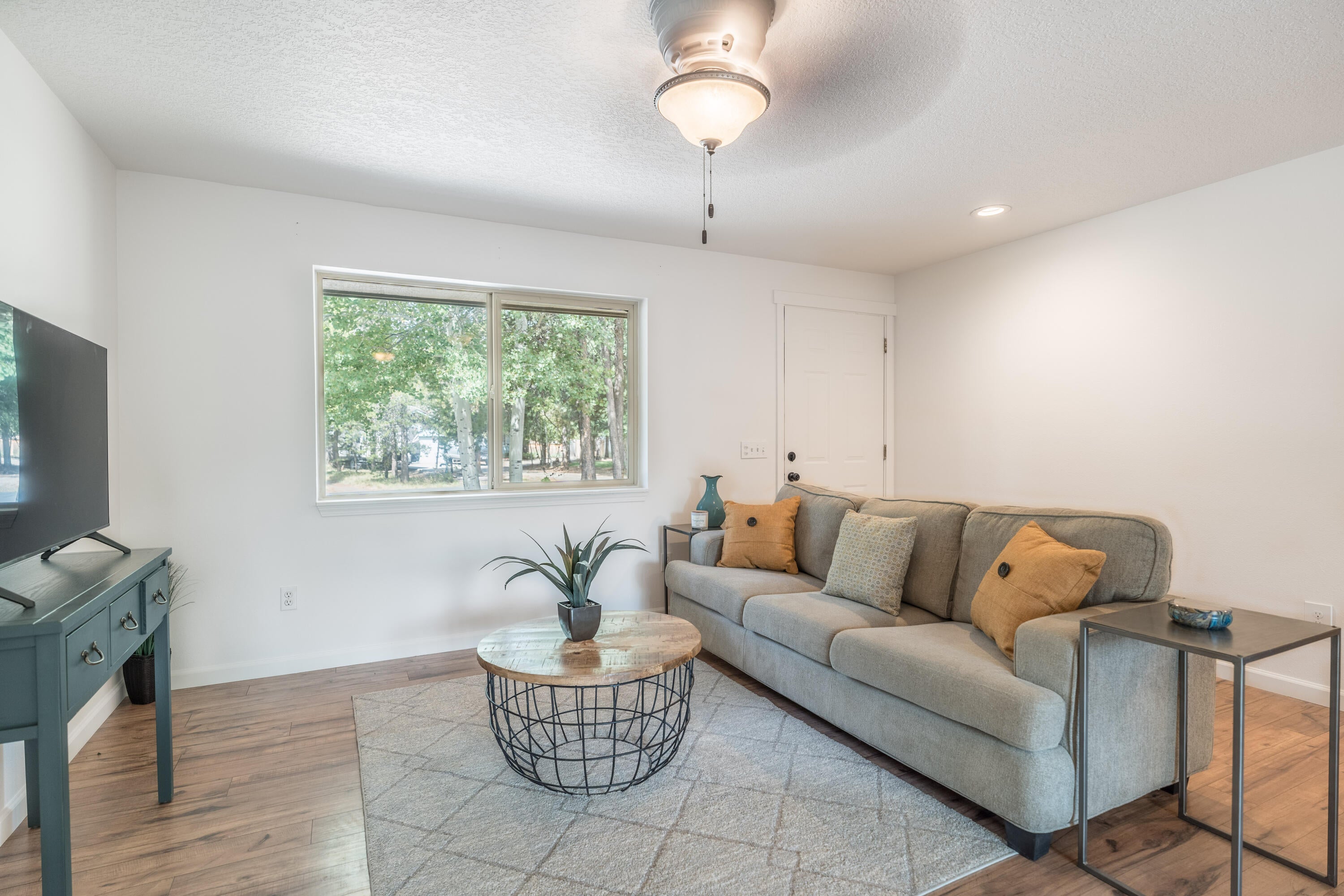 55726 Swan Road Bend, OR 97707 - Photo 1 of 31 Living Room & Entry