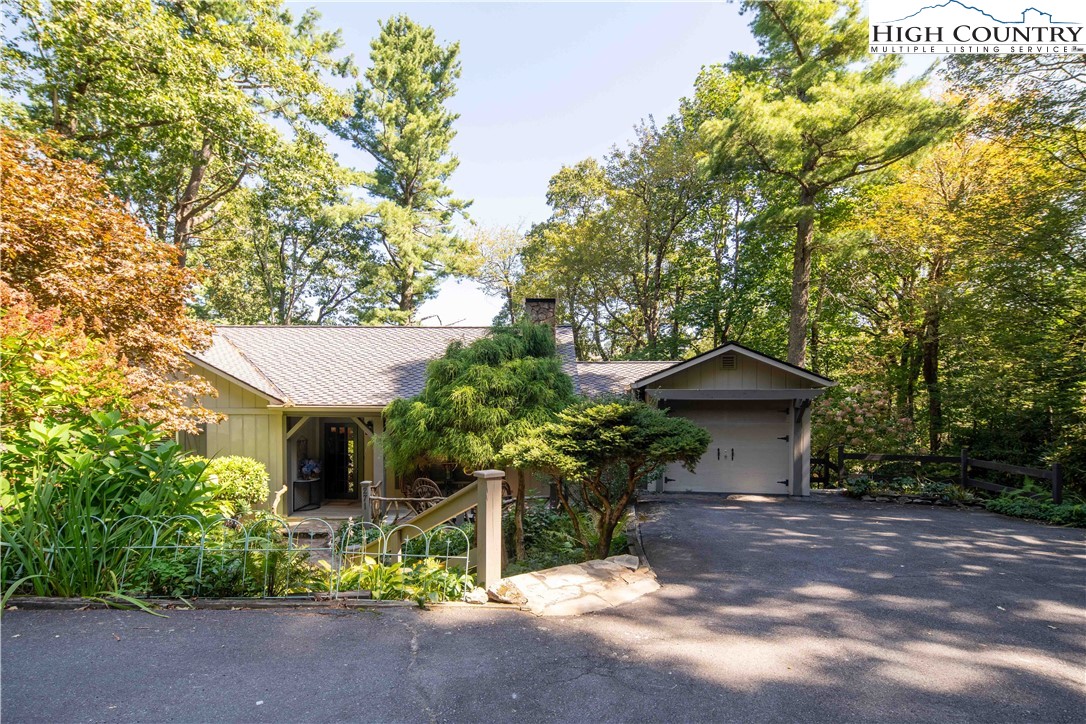 271 Pinnacle Avenue Blowing Rock, NC 28605 - Photo 42 of 43 a view of a house with yard and sitting area