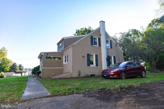 a front view of house with yard