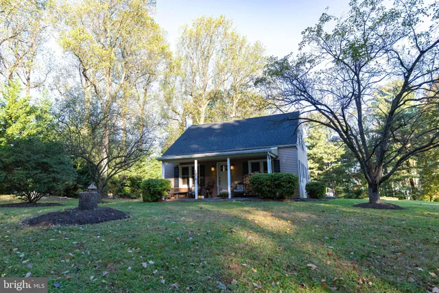 a view of a house with a yard and plants