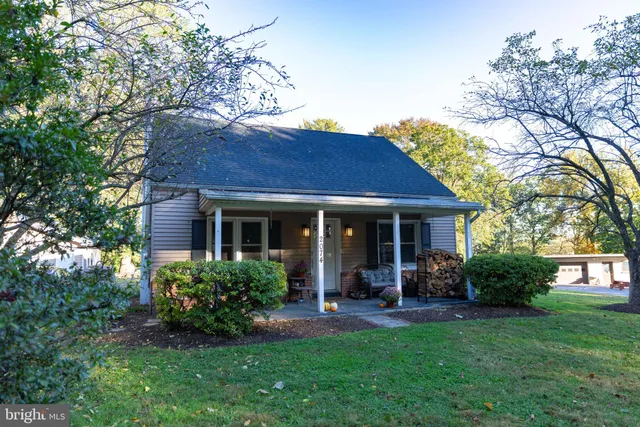 a view of a house with a yard and plants