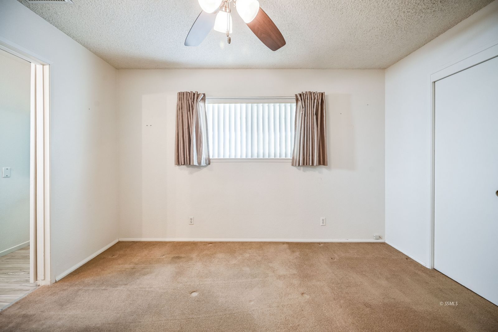 221 South Silver Ridge Street Ridgecrest, CA 93555 - Photo 23 of 44 an empty room with windows