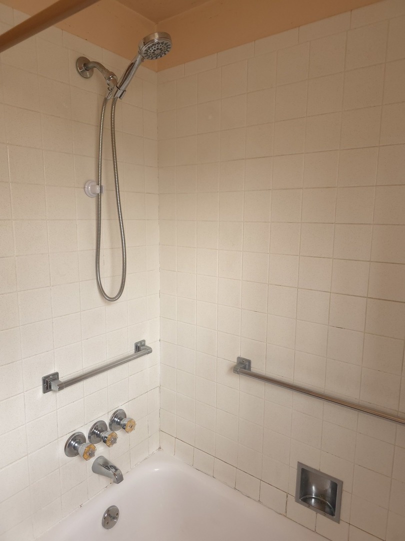 1021 173rd Street Hazel Crest, IL 60429 - Photo 18 of 24 a bathroom with a bath tub
