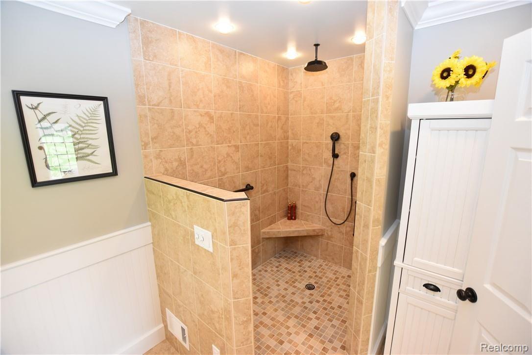7100 Elms Road Swartz Creek, MI 48473 - Photo 12 of 25 Master Bath - Different View