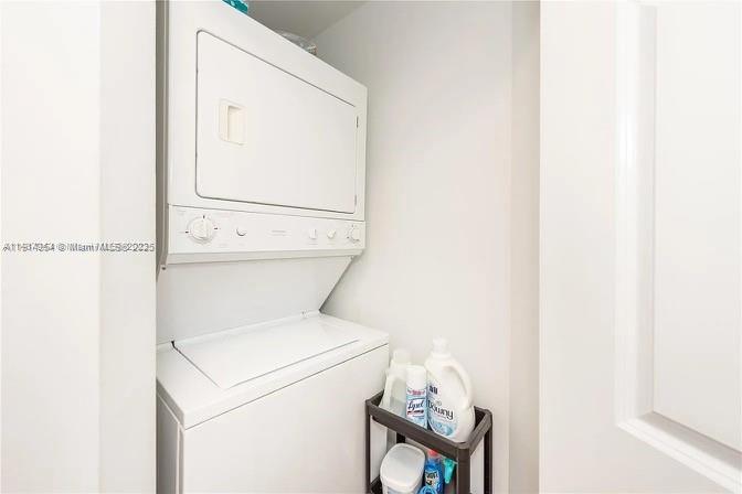 79 Southwest 12th Street, Unit 3601S Miami, FL 33130 - Photo 18 of 27 a utility room with dryer and washer