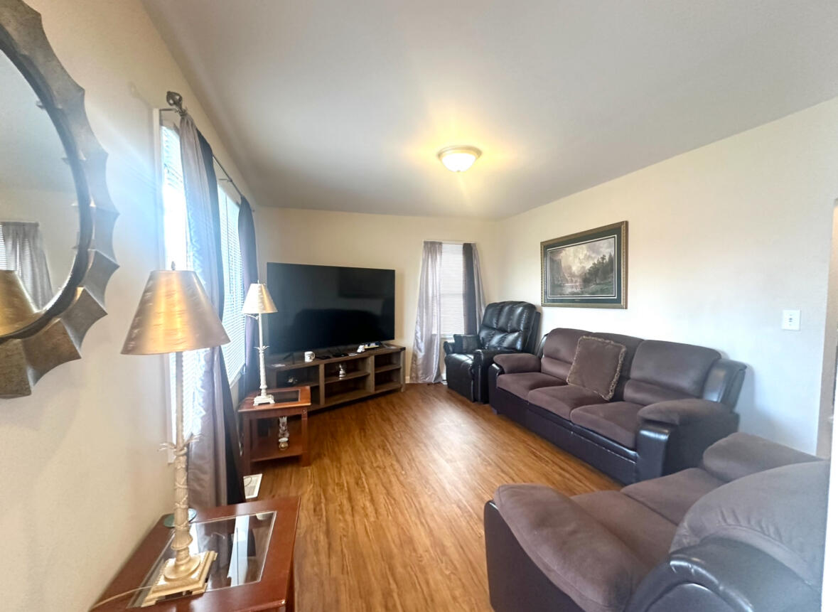9823 Merriman Road Livonia, MI 48150 - Photo 3 of 28 IMG_6179