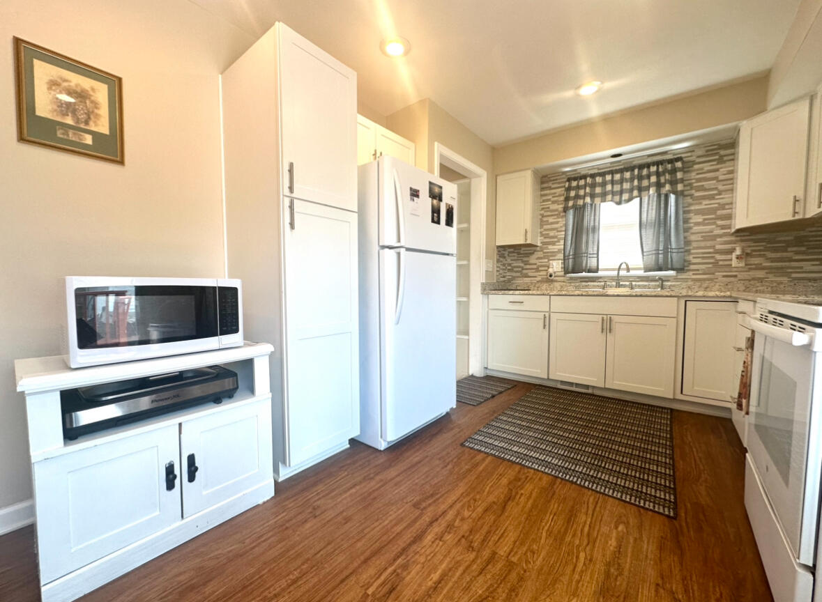 9823 Merriman Road Livonia, MI 48150 - Photo 7 of 28 IMG_6161