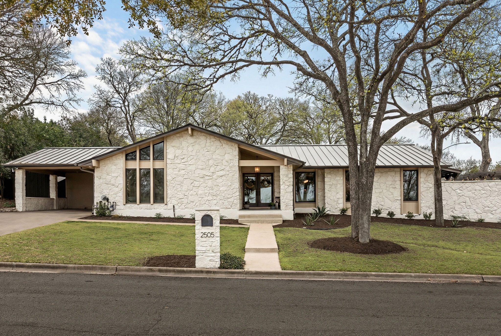 Welcome to 2505 Side Cove!