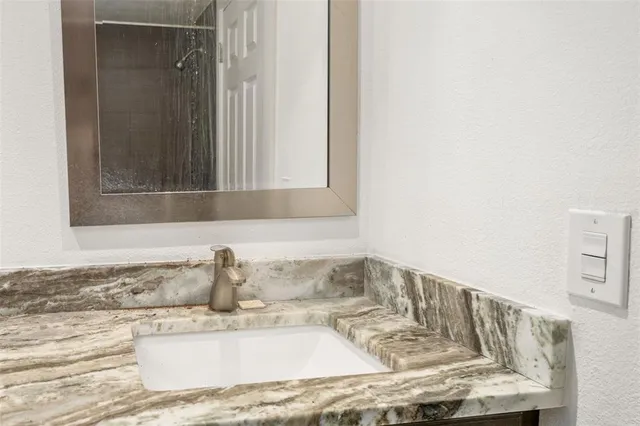 a view of entryway with garden