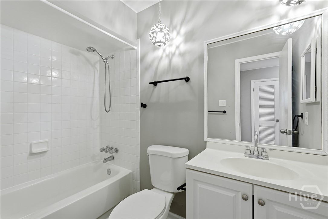 407 Willow Road Savannah, GA 31419 - Photo 19 of 31 Upstairs full hall bath