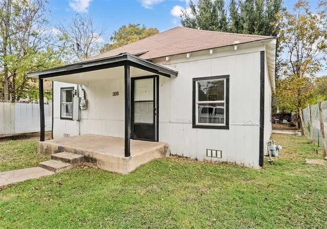 a view of a house with backyard