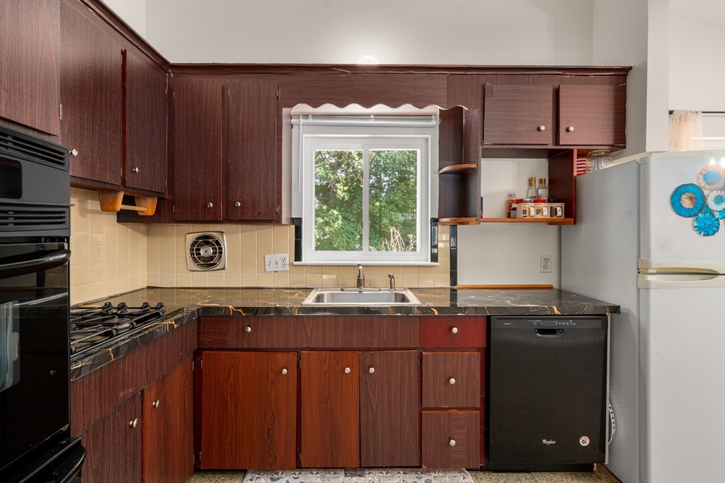 14 Richard Road Medway, MA 02053 - Photo 7 of 32 Gallery Image 7