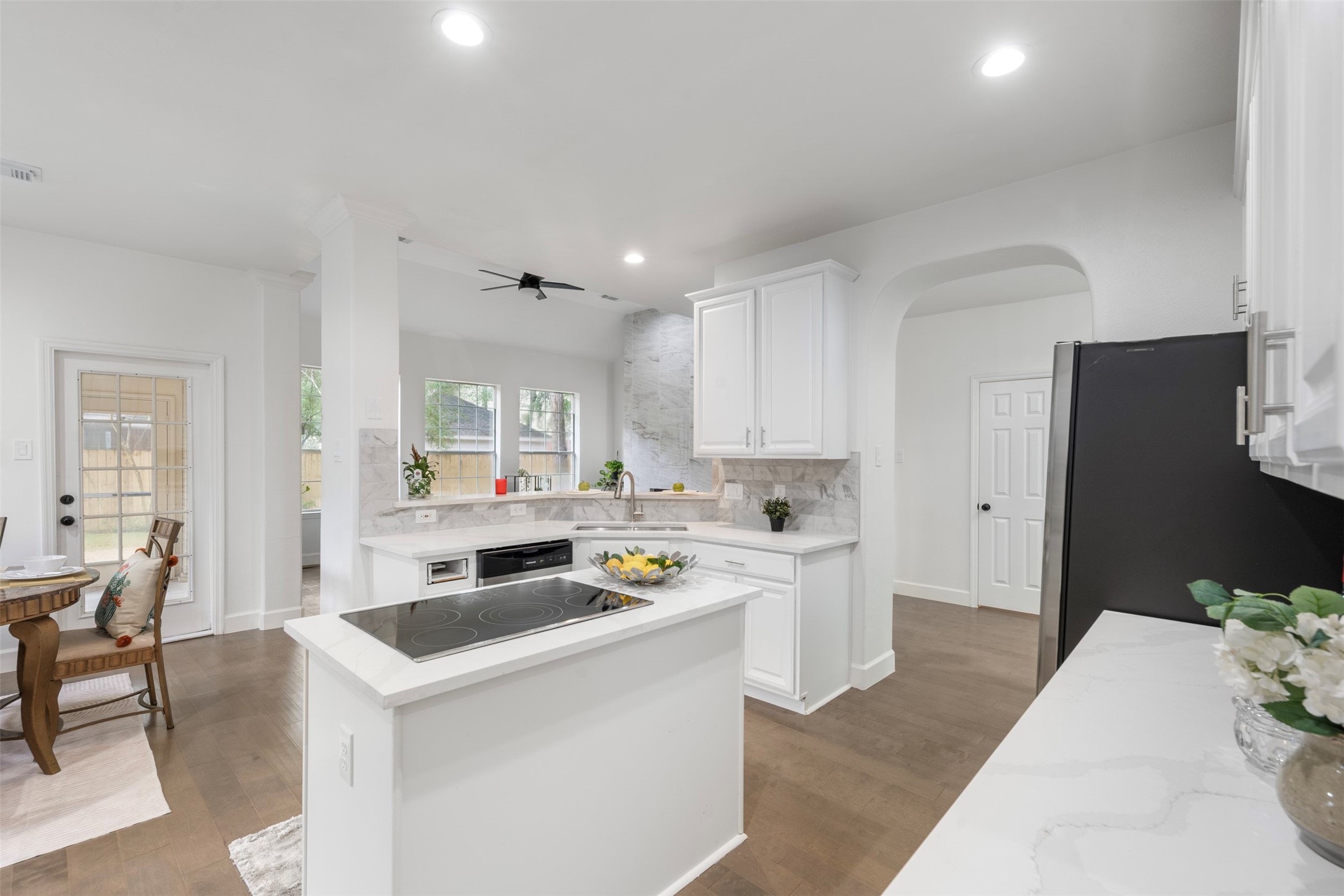 55 Terraglen Drive Spring, TX 77382 - Photo 9 of 32 a kitchen that has a lot of cabinets in it and appliances