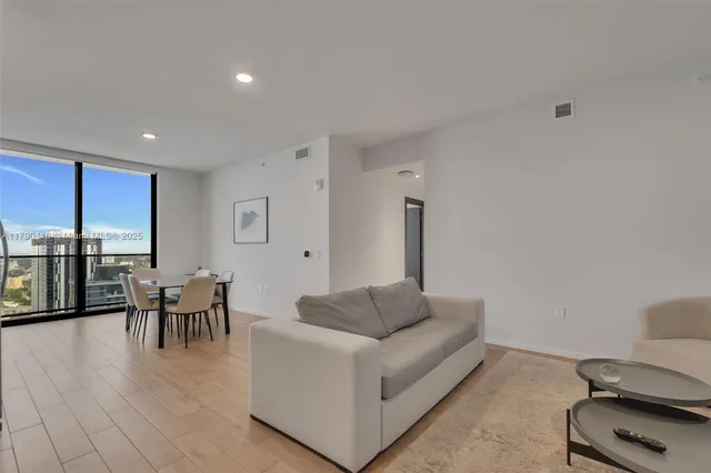 $1,250,000 | 398 Northeast 5th Street, Unit 3901, Miami, FL 33132