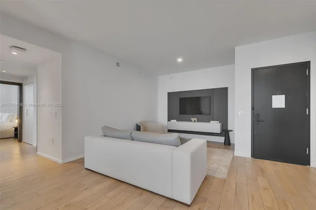 $1,250,000 | 398 Northeast 5th Street, Unit 3901, Miami, FL 33132