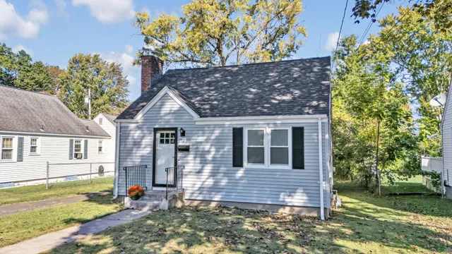 a view of a house with a yard