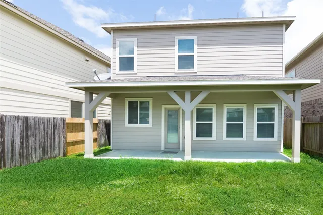 a view of a house with backyard