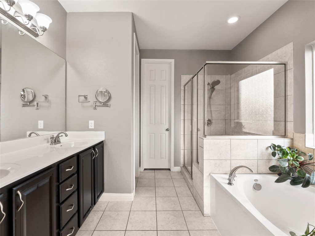 1101 Feather Reed Drive Leander, TX 78641 - Photo 17 of 40 a spacious bathroom with a bathtub sink and mirror