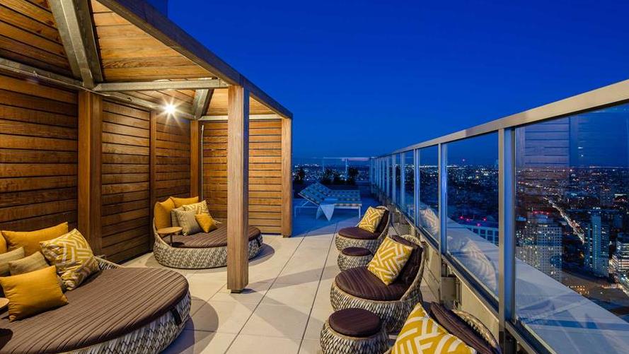 100 Willoughby Street, Unit 28Q Brooklyn, NY 11201 - Photo 9 of 10 a backyard of a house with seating space