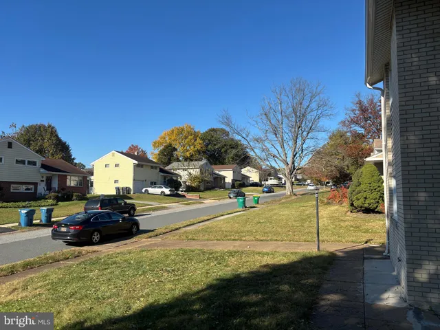 a view of a yard with cars parked