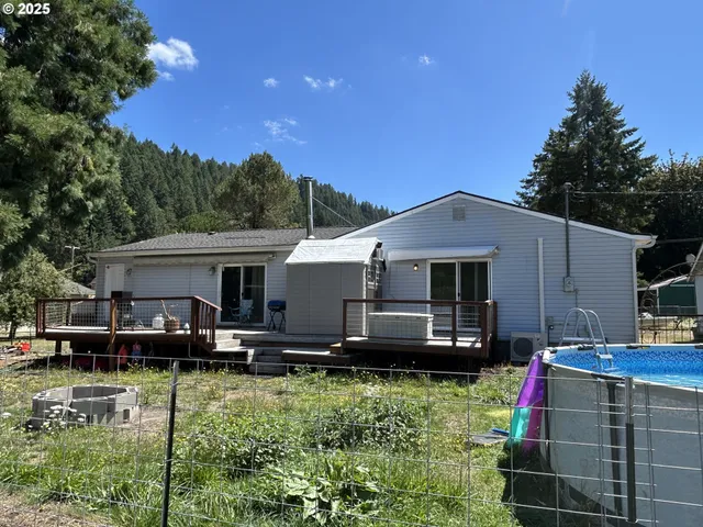 a view of entryway with a rug