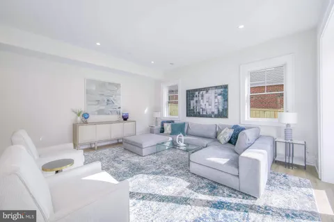 a view of a back yard