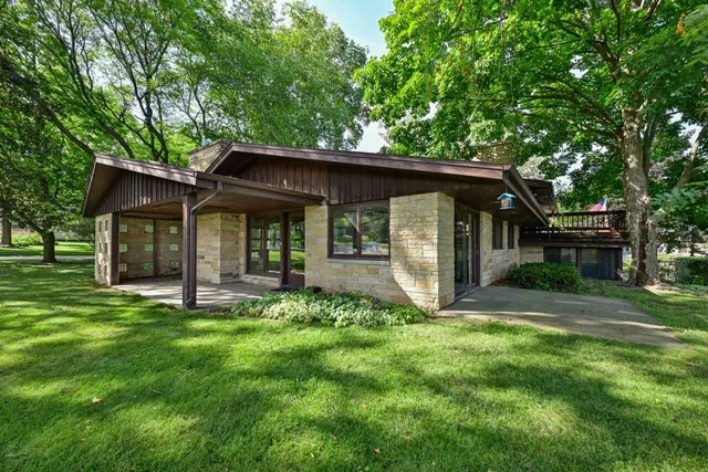 $899,000 | 4757 Riverside Road, Waterford, WI 53185