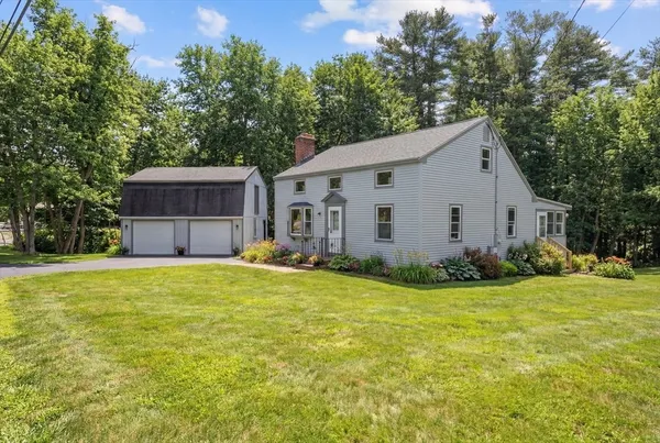 a view of a house with backyard and garden