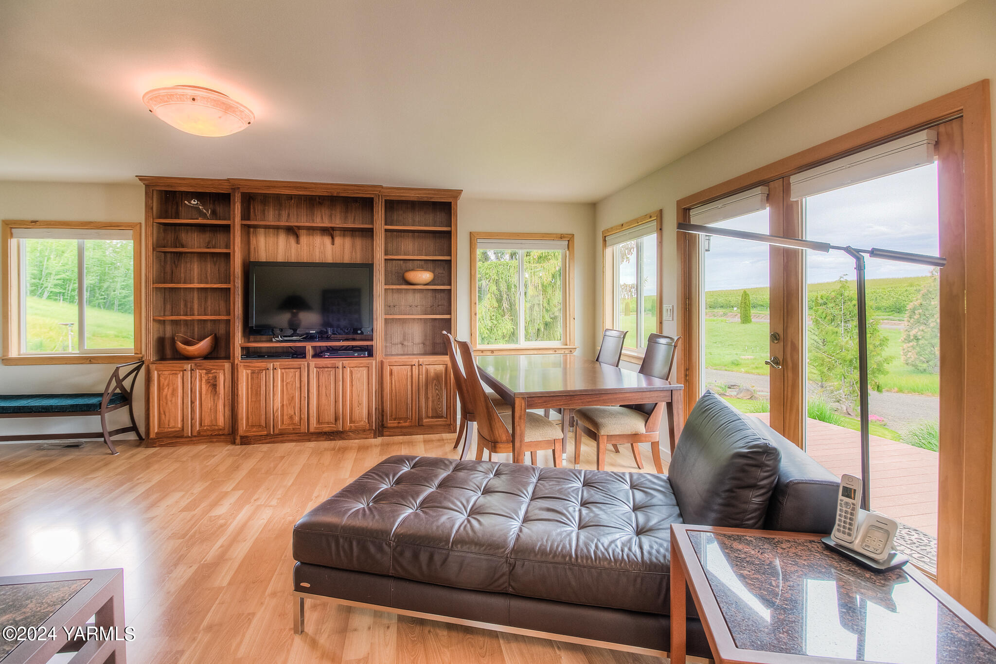 1071 Humphrey Road Tieton, WA 98947 - Photo 13 of 40 a living room with furniture and a flat screen tv