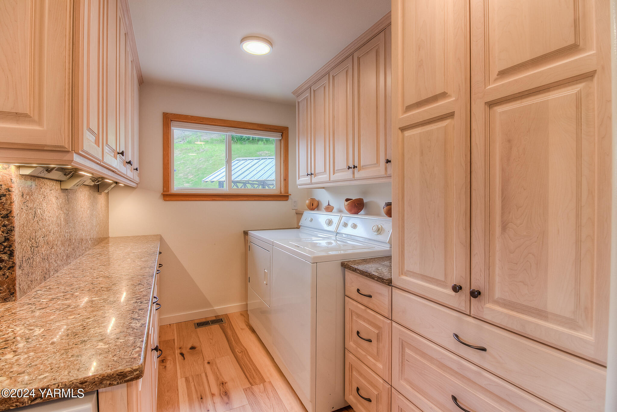 1071 Humphrey Road Tieton, WA 98947 - Photo 16 of 40 a utility room with cabinets washer and dryer