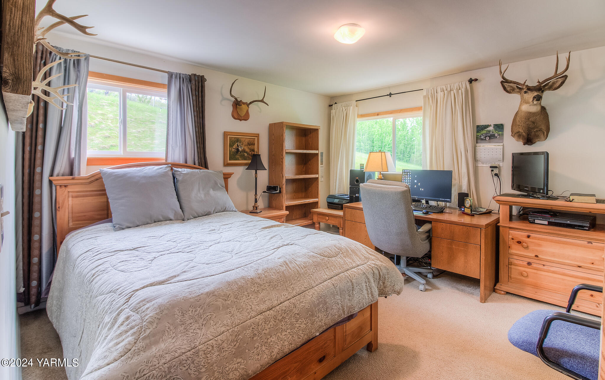1071 Humphrey Road Tieton, WA 98947 - Photo 17 of 40 a bedroom with a bed and large windows