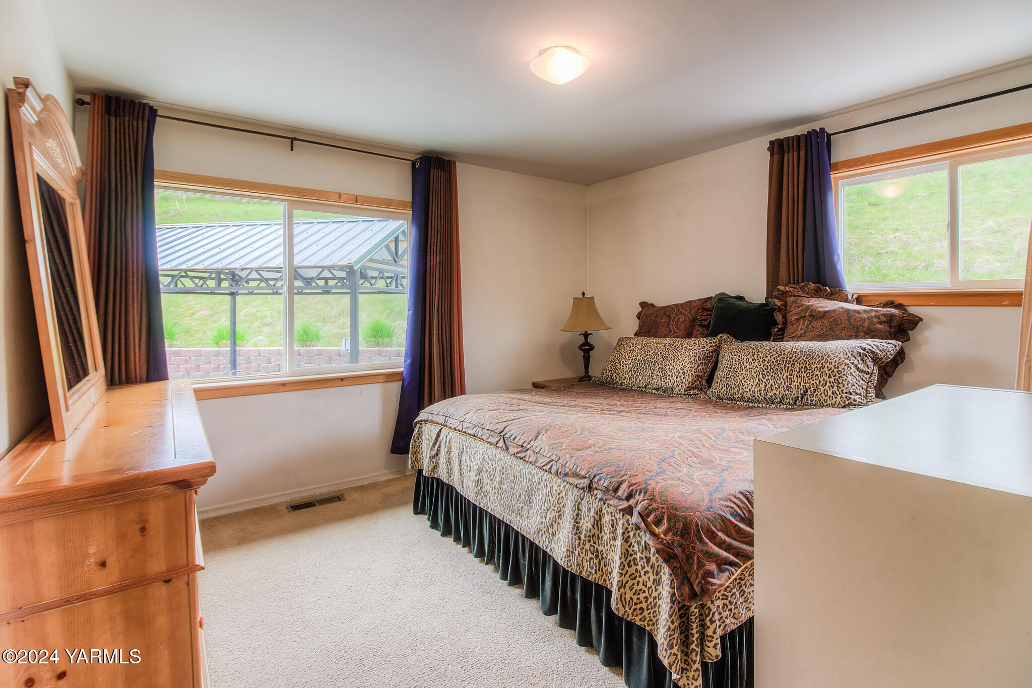 1071 Humphrey Road Tieton, WA 98947 - Photo 19 of 40 a bedroom with a large bed and a window