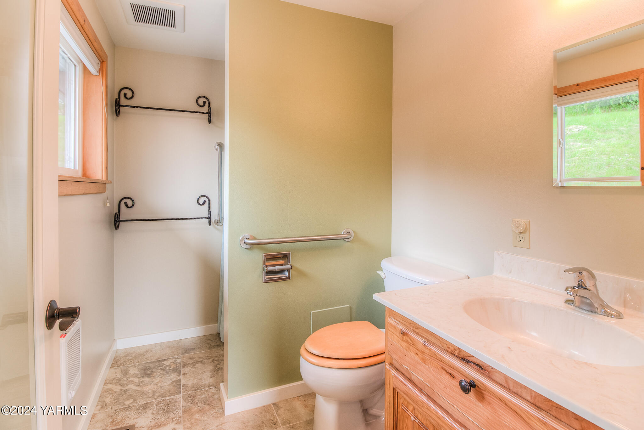 1071 Humphrey Road Tieton, WA 98947 - Photo 20 of 40 a bathroom with a sink toilet and shower