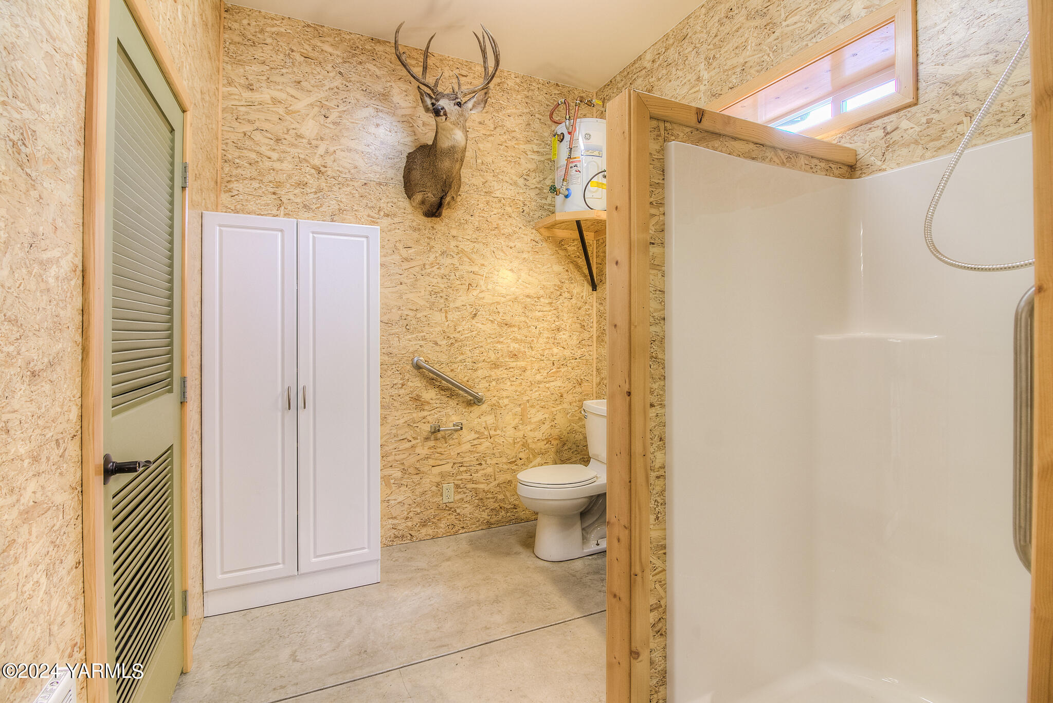 1071 Humphrey Road Tieton, WA 98947 - Photo 25 of 40 a bathroom with a granite countertop shower and a toilet