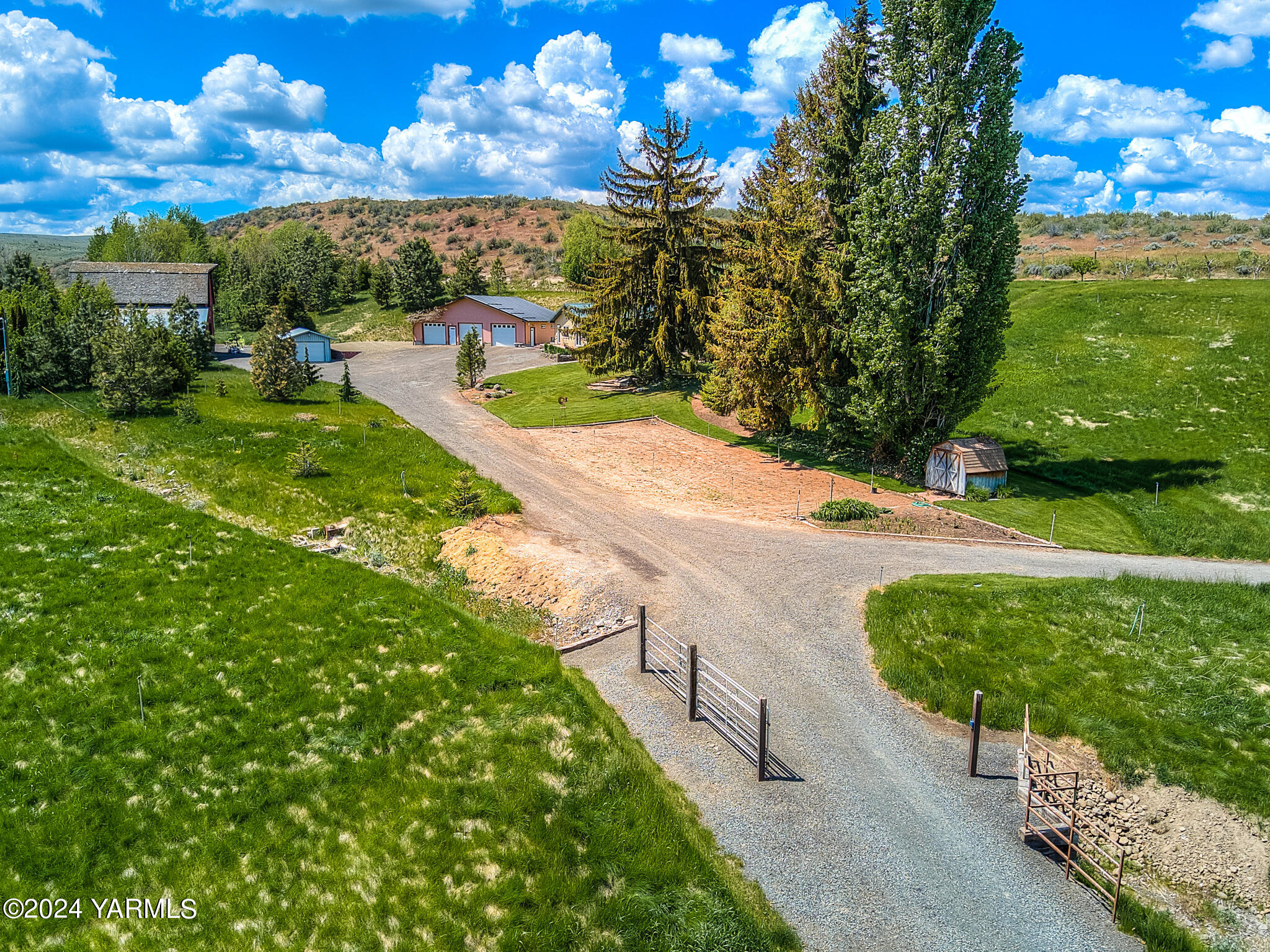 1071 Humphrey Road Tieton, WA 98947 - Photo 26 of 40 a view of a pathway with a yard