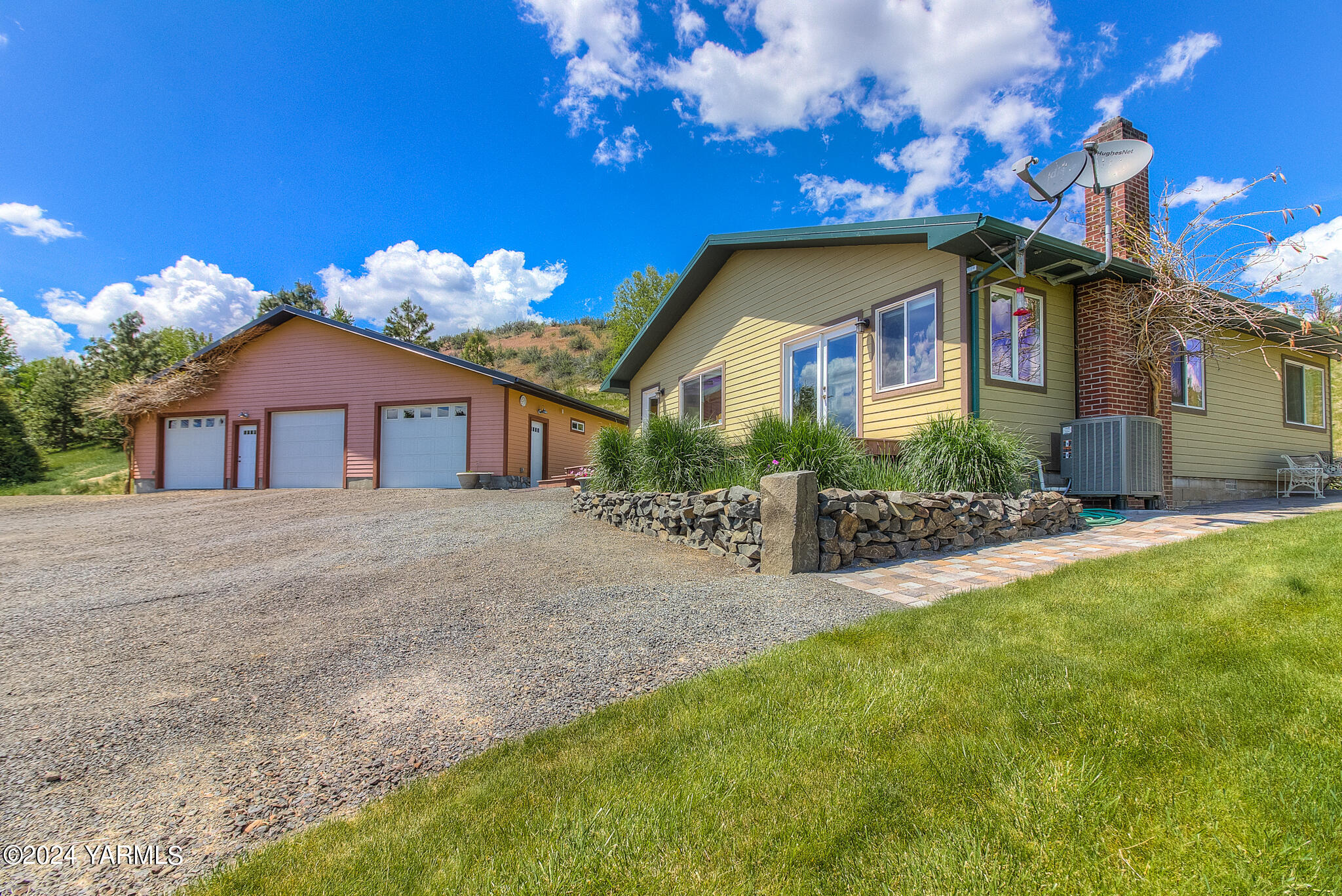 1071 Humphrey Road Tieton, WA 98947 - Photo 3 of 40 a front view of a house with a yard
