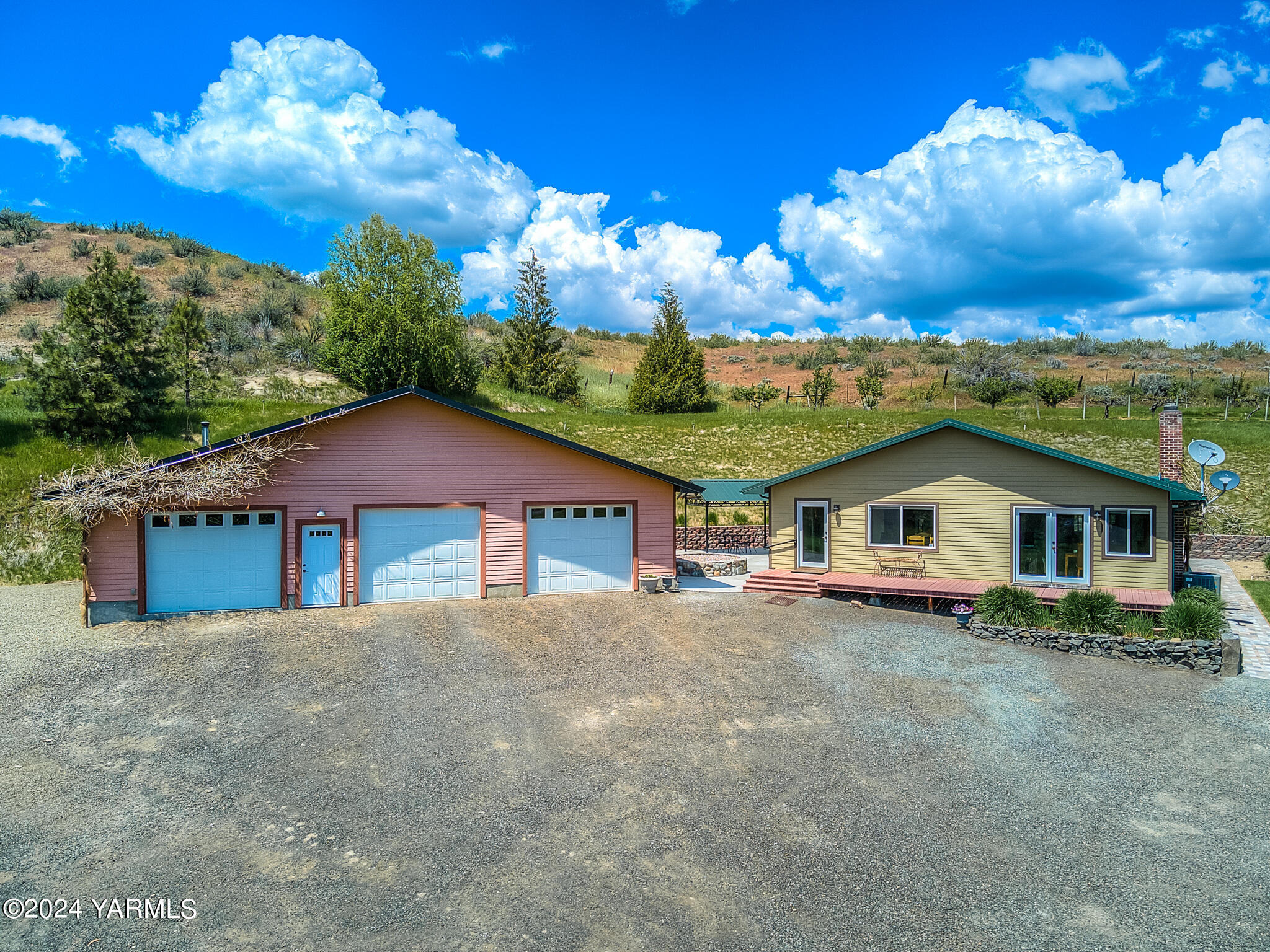 1071 Humphrey Road Tieton, WA 98947 - Photo 4 of 40 a house view with a garden space