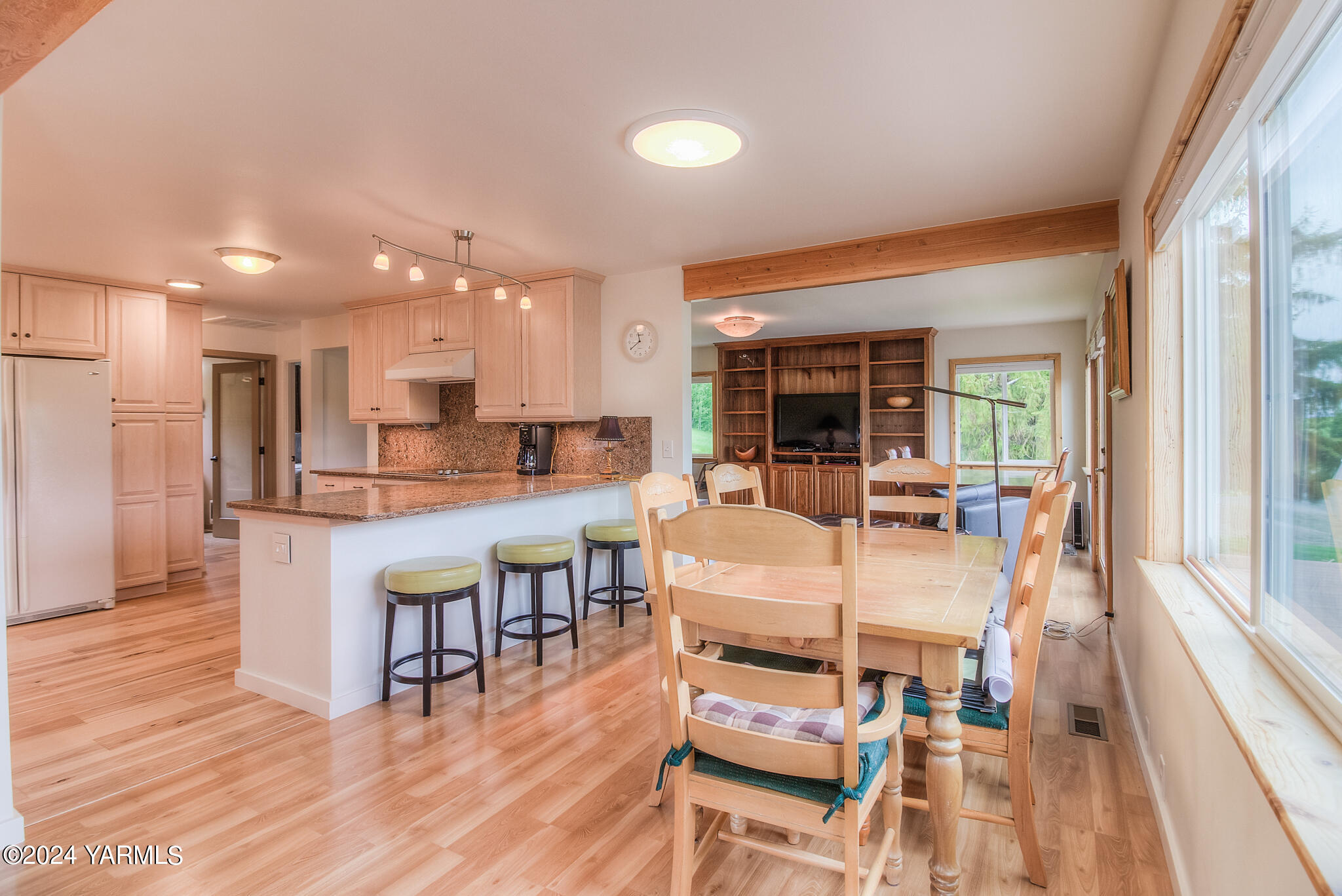 1071 Humphrey Road Tieton, WA 98947 - Photo 7 of 40 a dining area with a table chairs and a kitchen view