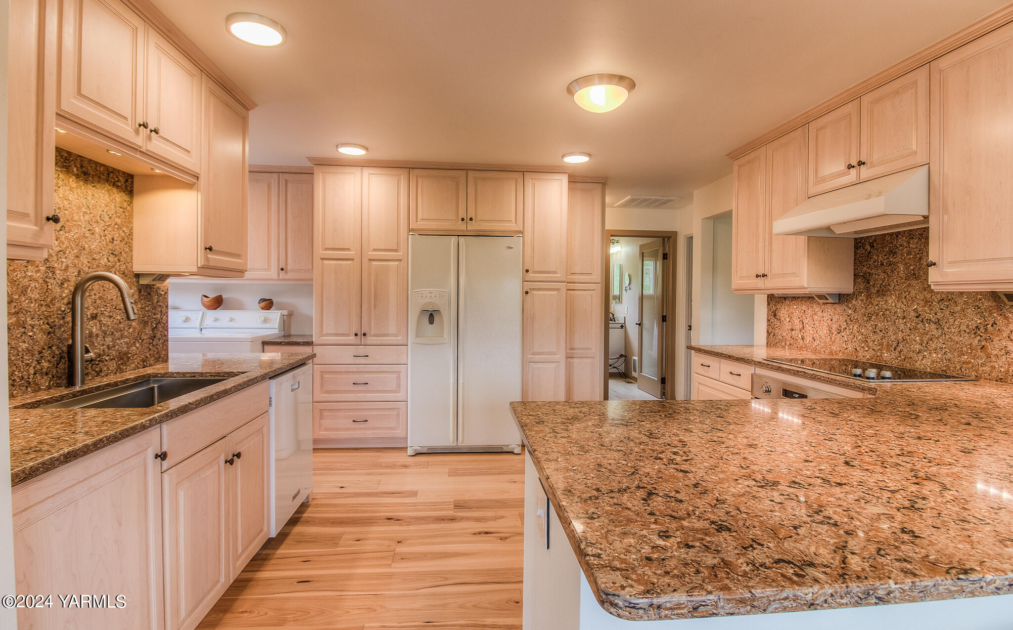 1071 Humphrey Road Tieton, WA 98947 - Photo 9 of 40 a large kitchen with cabinets