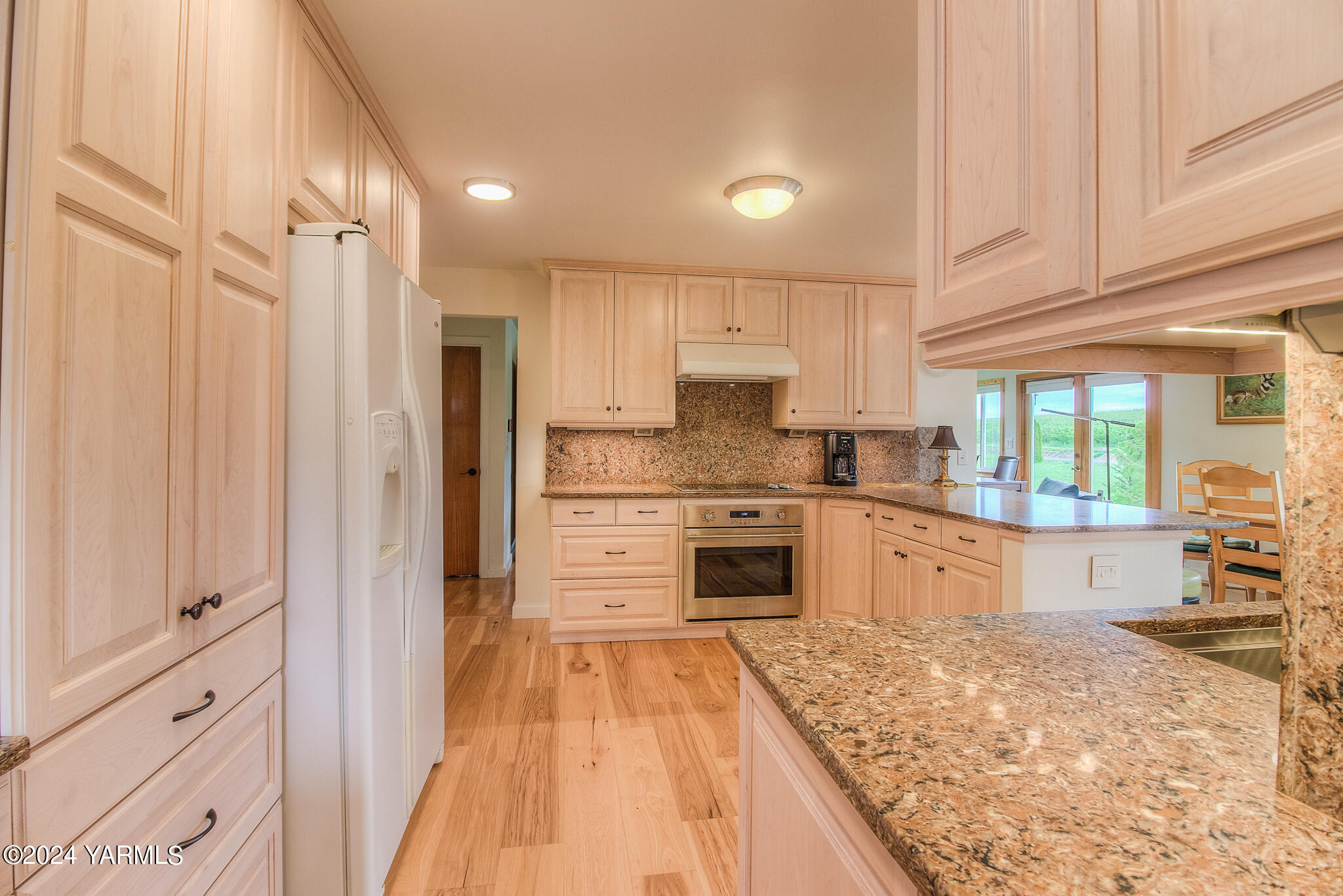 1071 Humphrey Road Tieton, WA 98947 - Photo 10 of 40 a kitchen with granite countertop a stove a sink and a refrigerator