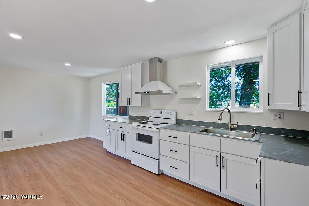 502 South Friedline Road Yakima, WA 98908 - Photo 5 of 14 Kitchen