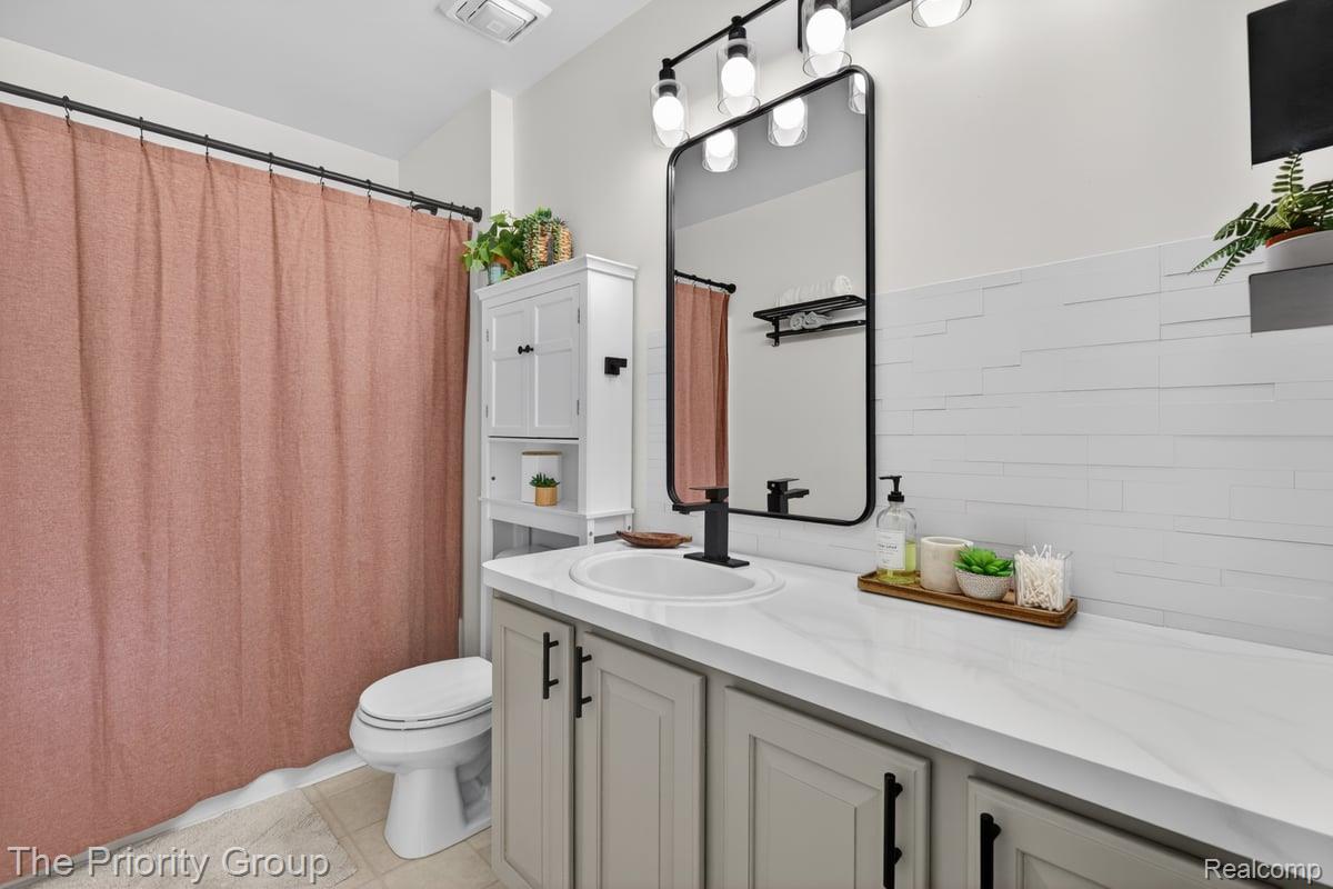 517 Deer Valley Road Holly, MI 48442 - Photo 44 of 61 Full bath upstairs, featuring bathtub/shower and tasteful backsplash