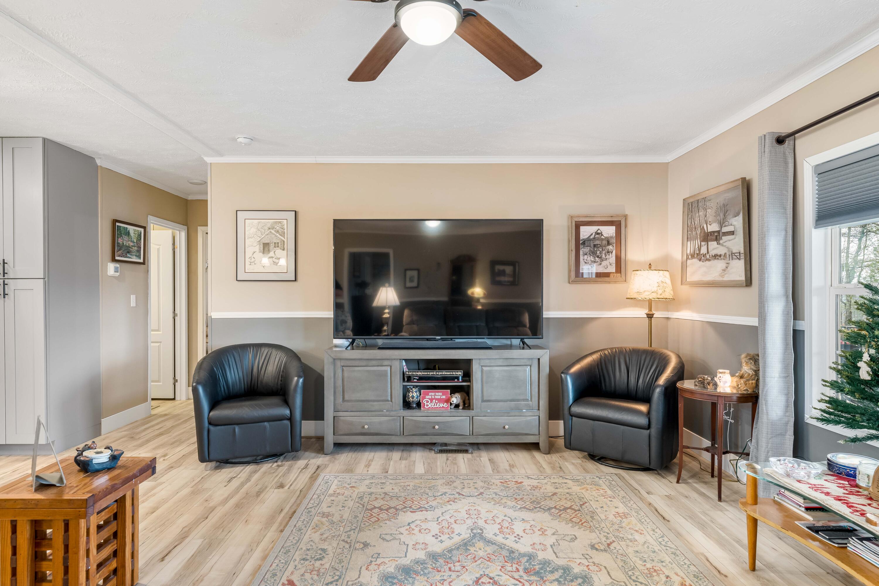 2562 Divide Road Mountain City, TN 37683 - Photo 41 of 90 Living Room