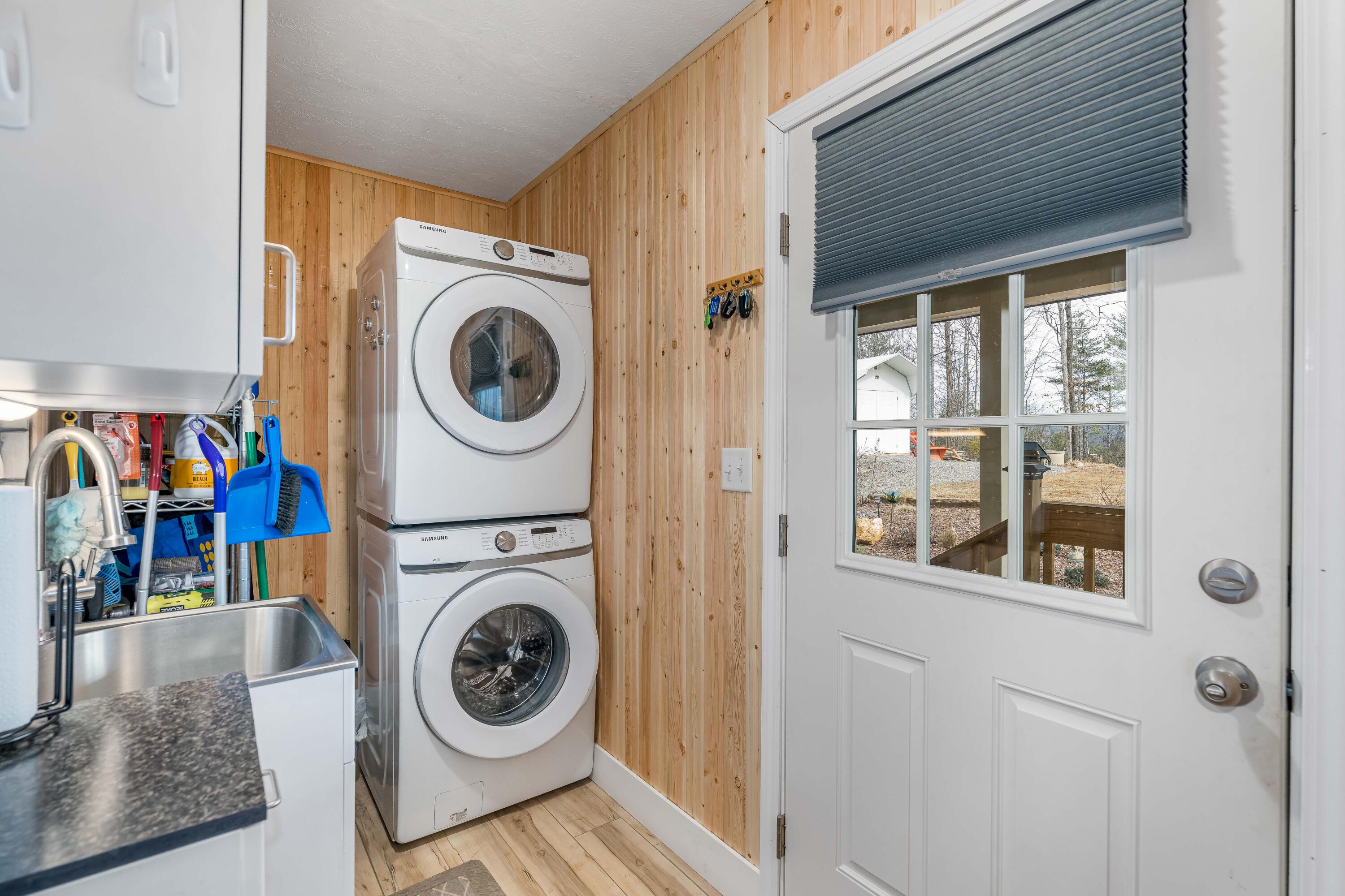 2562 Divide Road Mountain City, TN 37683 - Photo 52 of 90 Laundry Room
